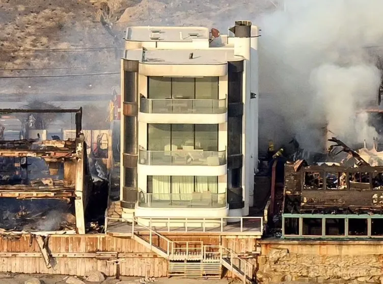Malibu’da bir tek o ayakta kaldı: Kaliforniya yangınındaki ‘mucize’ ev! Sahibi yanmayan evin sırrını açıkladı