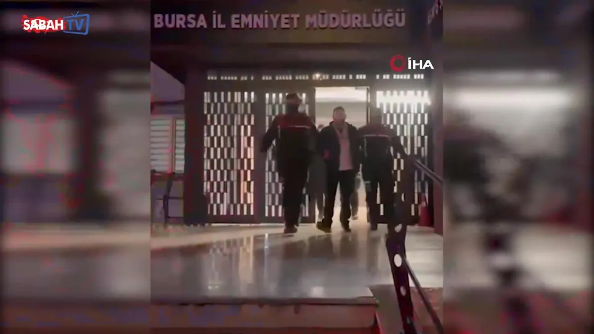 Bursa’da aranan şahıslara operasyon: Suç aletleriyle yakalandılar | Video videosunu izle Bursa’da aranan şahıslara operasyon: Suç aletleriyle yakalandılar | Video videosunu izle