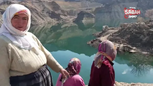 Baraj suları çekilince hatıraları için evlerine patika yol yaptılar | Video