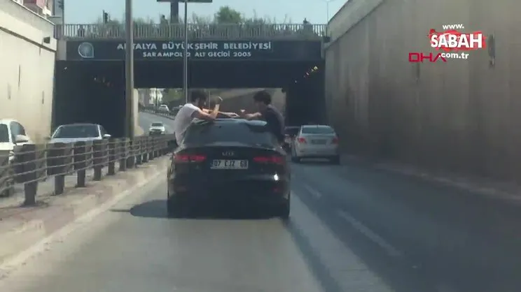 Antalya'da makas atan lüks aracın tavanında oyun oynayan trafik magandaları kamerada | Video