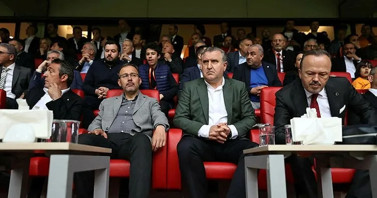Gençlik ve Spor Bakanı Osman Aşkın Bak: Galatasaray’ı tebrik ediyoruz