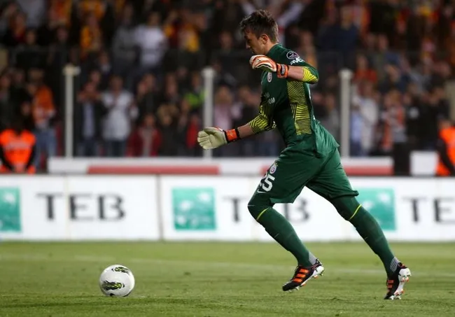 galatasarayda-tarihi-an-fernando-muslera-13-sezon-sonra-gol-atti-1747592345711.jpeg