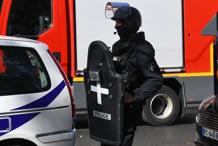 SON DAKİKA! Fransa’da bir saldırgan 4 kişiyi bıçakladı