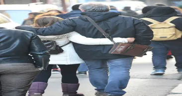 Kuzeniyle öpüştü