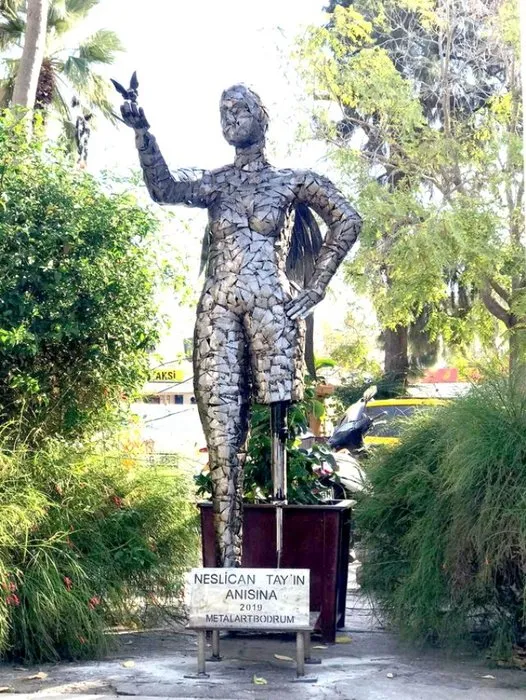 Dördüncü kez yakalandığı kanserden dolayı vefat eden Neslican Tay’ın heykeli dikildi