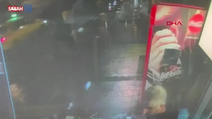 Beyoğlu'nda virajı alamayan otomobil büfeye çarptı | Video
