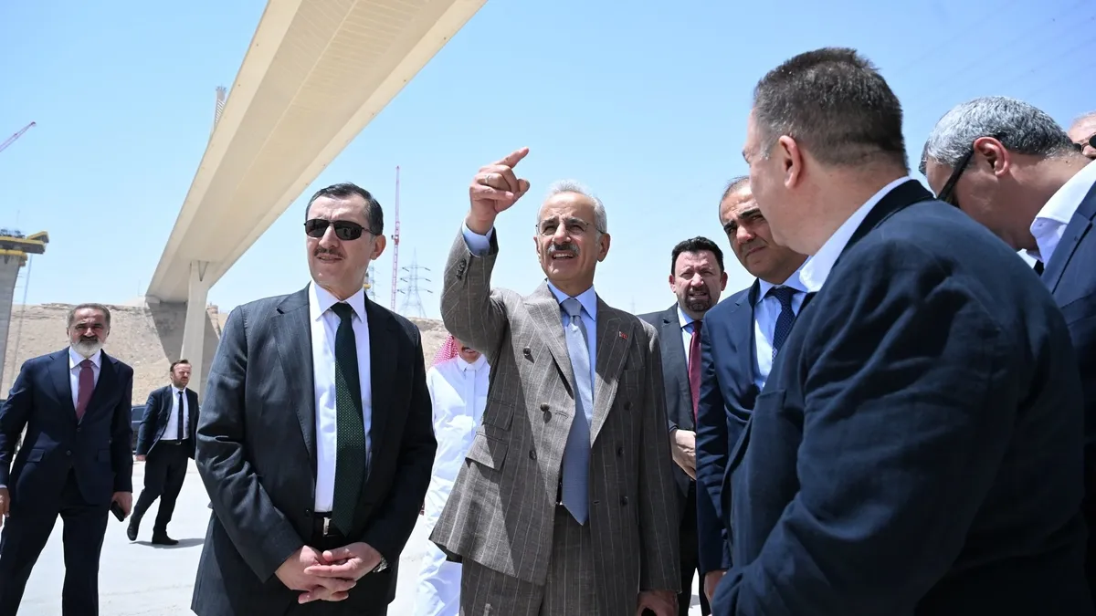 Ulaştırma ve Altyapı Bakanı Abdulkadir Uraloğlu'nun hızlı tren projesi güzergahında inceleme yapması.