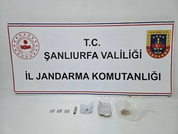 sanliurfanin-suruc-ilcesinde-ruhsatsiz-tabanca-ve-uyusturucu-ele-gecirildi-1761306466883.jpg