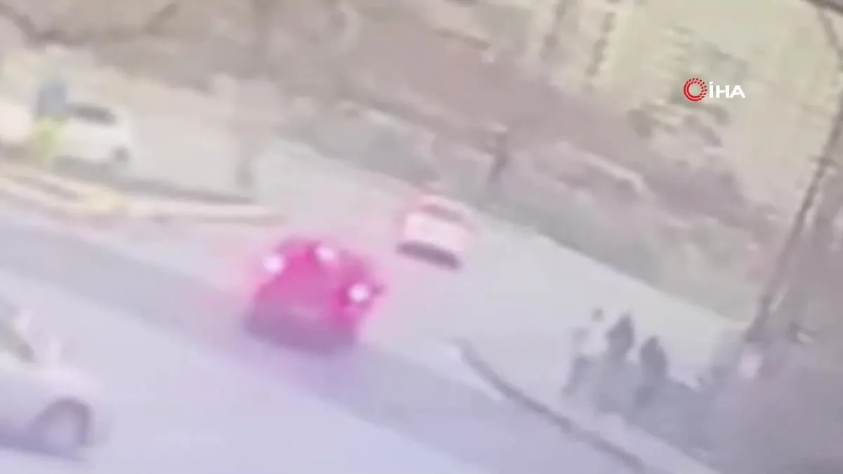 Esenyurt’ta 4 kişinin öldüğü servis minibüsü kazasının görüntüleri ortaya çıktı! videosunu izle | Son Dakika Haberleri