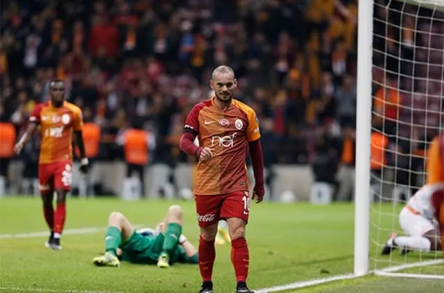 Galatasaray’dan Sneijder’e ikinci ceza