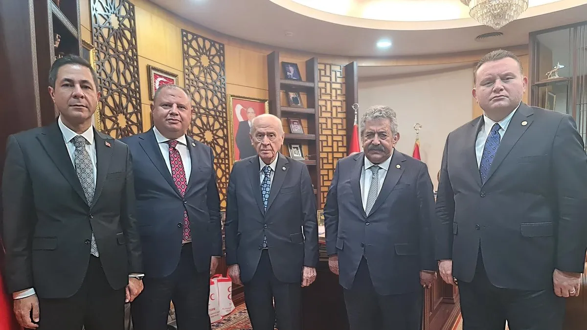 MHP lideri Bahçeli, Milli Dayanışma, Kardeşlik ve Demokrasi Komisyonu üyelerini kabul etti MHP lideri Bahçeli, Milli Dayanışma, Kardeşlik ve Demokrasi Komisyonu üyelerini kabul etti