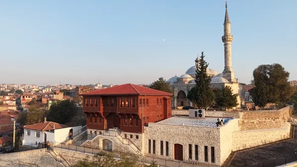 1792759839247.jpg Edirne’ye 8 bin 812 metrekarelik yeni bilgi merkezi: Bakan Ersoy 160 bin kitap kapasiteli dev kütüphaneyi açtı