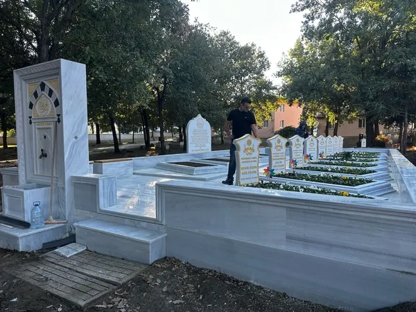 gultekin-ailesinden-8-kisinin-mezari-yapildi-arkada-dort-bos-mezar-kaldi-1759423683397.jpg