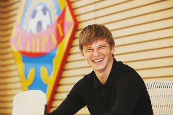 Ünlü futbolcu Andrey Arshavin'in eşi ve çocukları uçaktan indirildi