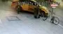 Ters yönde seyreden motosikletle otomobilin çarptığı anlar kamerada | Video