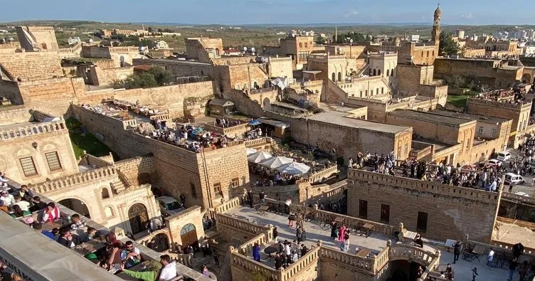 UNESCO Şehri Midyat’ta bayramda turist bereketi yaşandı, sokaklar halaylar ile renklendi