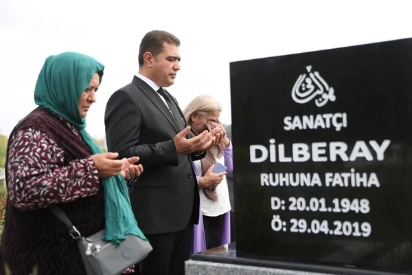 usta-sanatci-dilber-ay-duzcede-mezari-basinda-anildi-1745943349881.jpg
