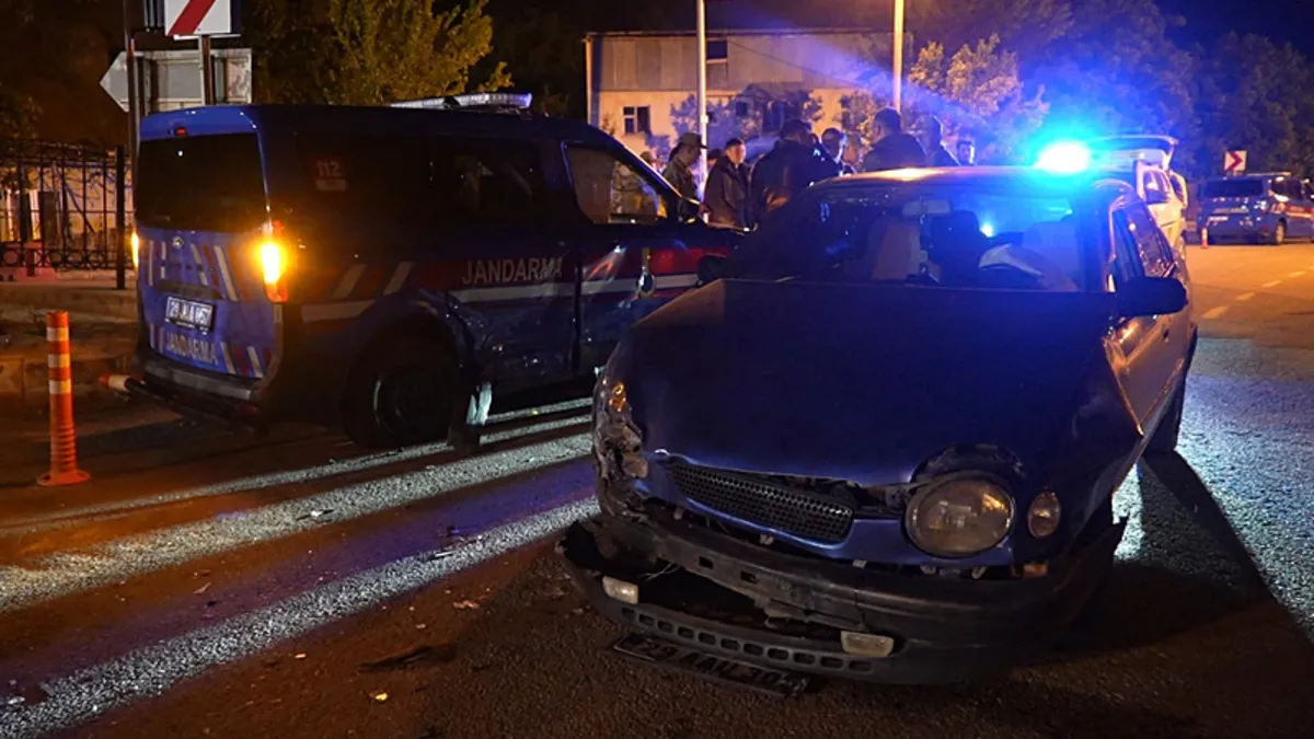 Gümüşhane’de alkollü sürücü jandarma aracına çarptı Gümüşhane’de alkollü sürücü jandarma aracına çarptı