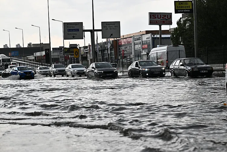 Trafik felç oldu, iş yerlerini su bastı: Ankara’da yollar göle döndü...