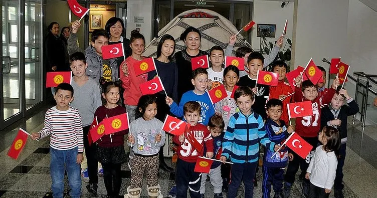 Türk diplomatların çocukları Kırgız keçe çadırının kurulumunu öğrendi