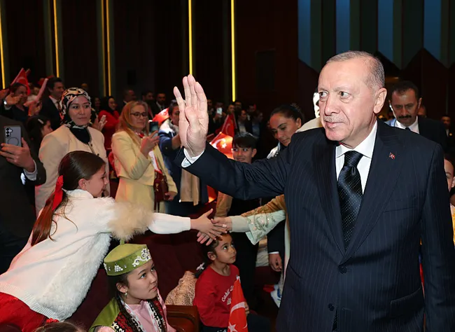 baskan-erdogan-savasin-yukunu-omuzlayan-cocuklara-selamlarimi-gonderiyorum-1776958893048.jpeg Başkan Erdoğan: Savaşın yükünü omuzlayan çocuklara selamlarımı gönderiyorum