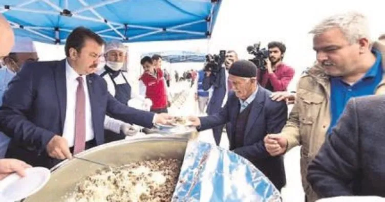 Başkan Fatih Erkoç vatandaşa pilav dağıttı