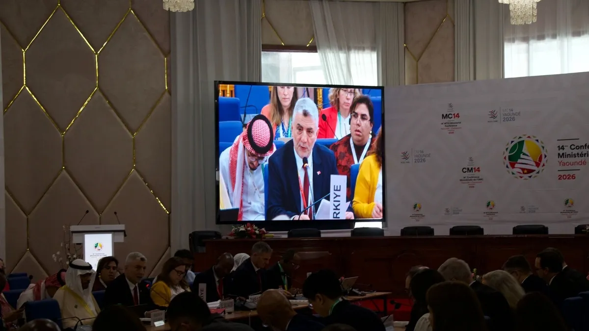 Bakan Bolat’tan DTÖ zirvesinde diplomasi trafiği Bakan Bolat’tan DTÖ zirvesinde diplomasi trafiği