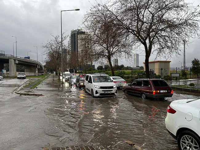 son-dakika-izmirde-manzara-yine-ayni-saganak-sonrasi-deniz-yukseldi-cadde-ve-sokaklar-gole-dondu-1771401311051.jpeg