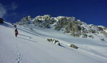 Dağcılar fırtına ve tipiye aldırmadı