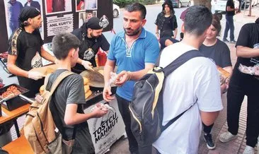 Ölüm yıldönümünde 15 bin ütü tost dağıtıldı