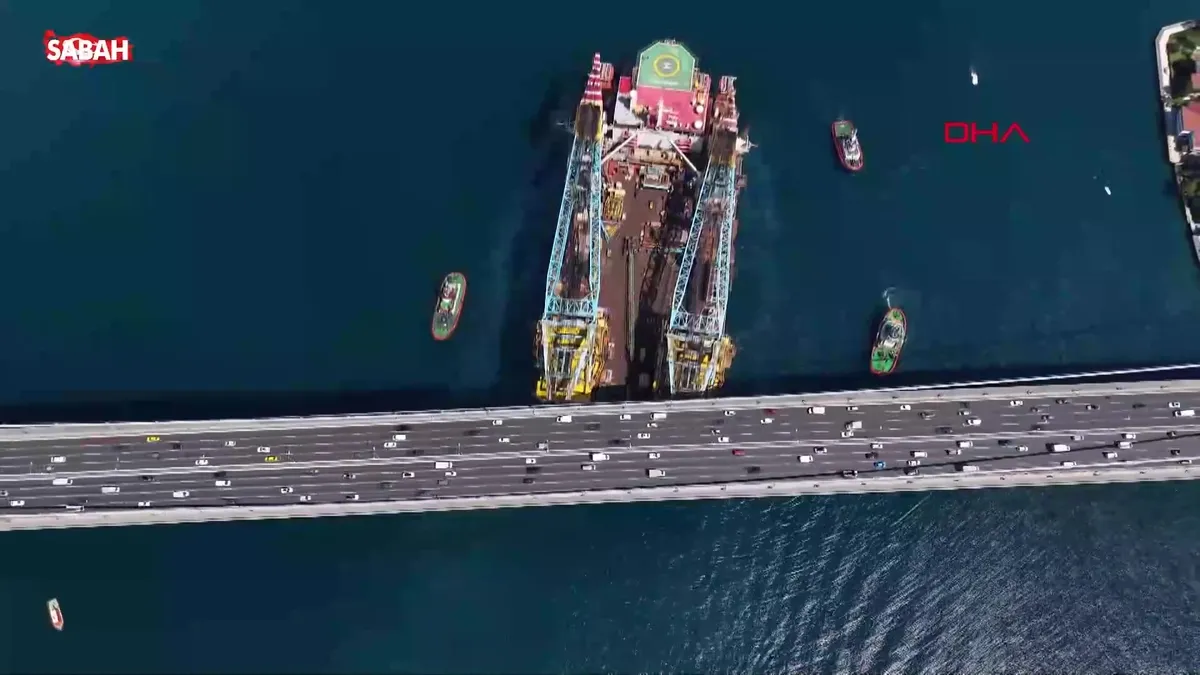 Dev vinç gemisi Saipem 7000′ İstanbul Boğazı’ndan geçti | Video videosunu izle Dev vinç gemisi Saipem 7000′ İstanbul Boğazı’ndan geçti | Video videosunu izle