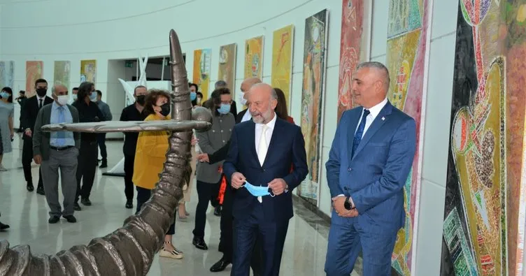 Tacik sanatçının kişisel sergisi açıldı