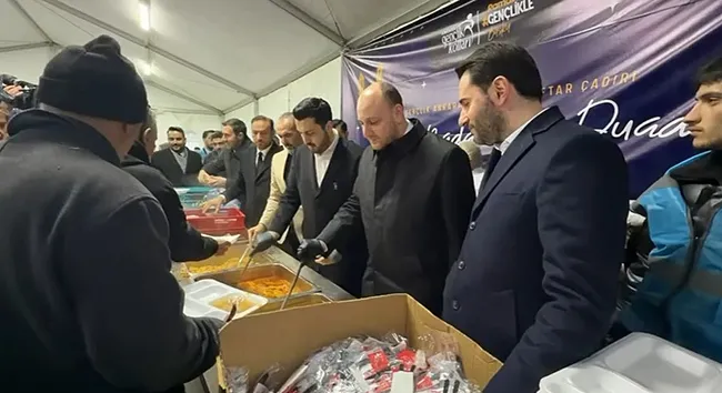 ak-partili-buyukgumus-gencnokta-cadirinda-vatandaslarla-iftar-yapti-1772040691481.jpg Büyükgümüş, 'GençNokta' çadırında vatandaşlarla iftar yaptı