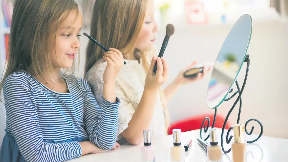 Çocuklar oyuncağı bıraktı kozmetikle oynuyor