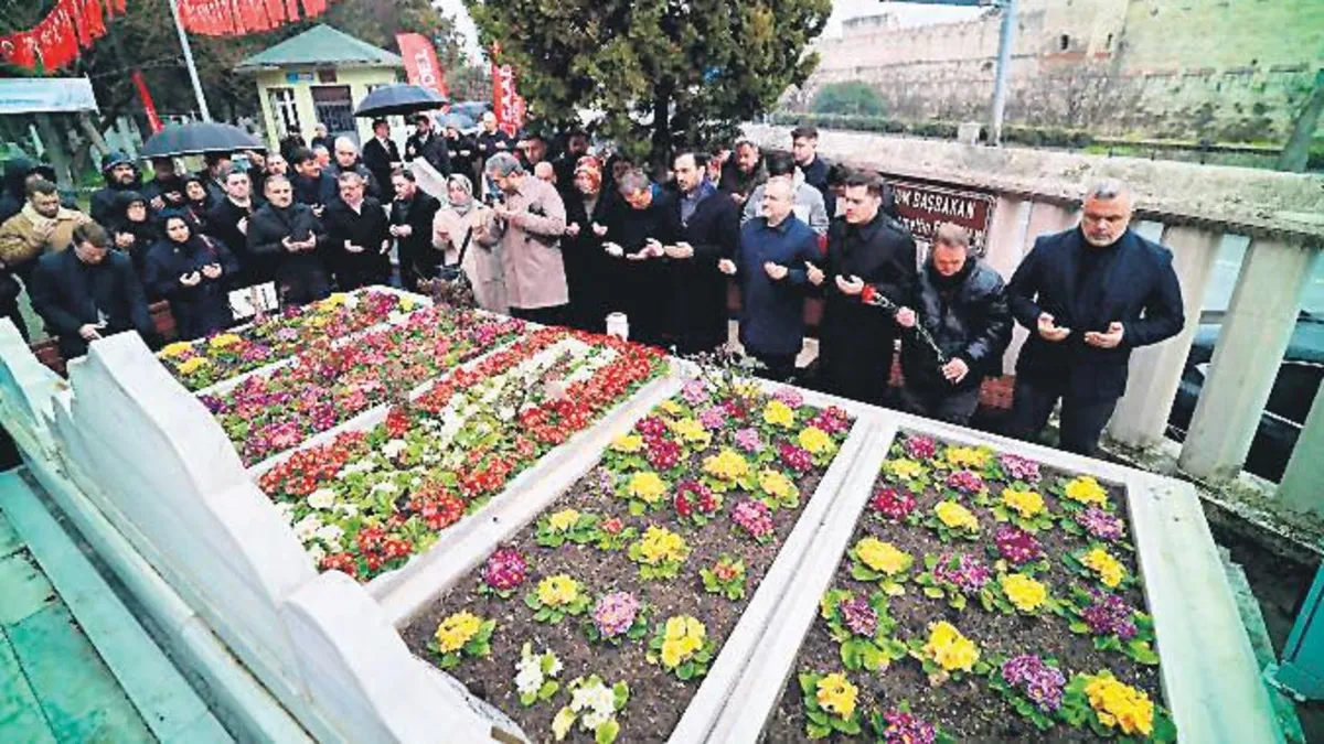 Erbakan kabri başında anıldı