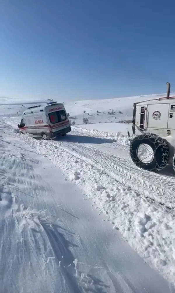 yogun-kar-yagisi-sonrasi-kapanan-koy-yolunda-35-yasindaki-lavinin-ambulansa-ulasma-mucadelesi-basari-ile-sonla-1767467997706.jpg