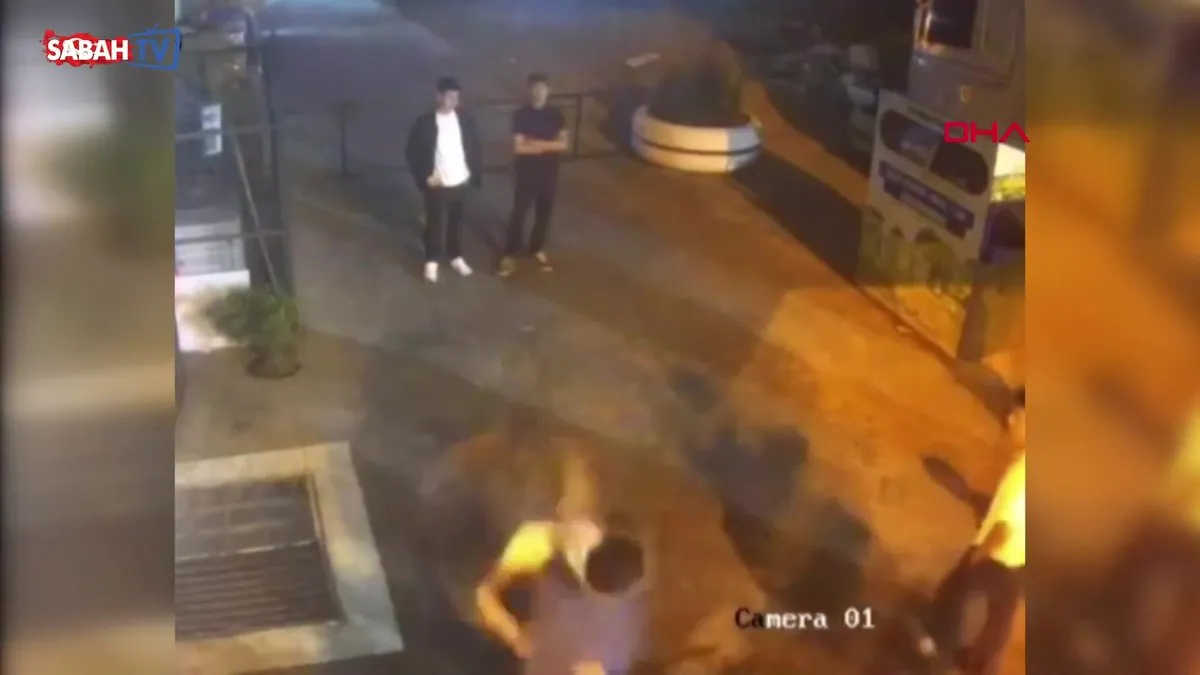 Sultangazi'de sokak ortasında tekmeli yumruklu kavga kamerada | Video