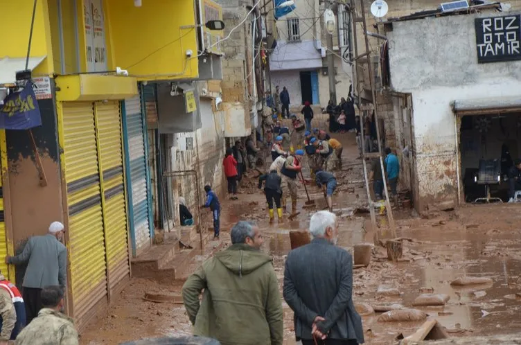 Şanlıurfa'da Mehmetçik sahada... Sel felaketinin yaraları sarılıyor