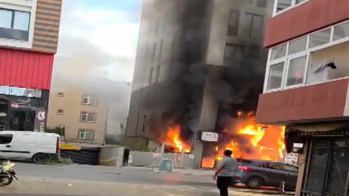 Pendik'te iş yeri yangını: Ekiplerin müdahalesi sürüyor haber görseli