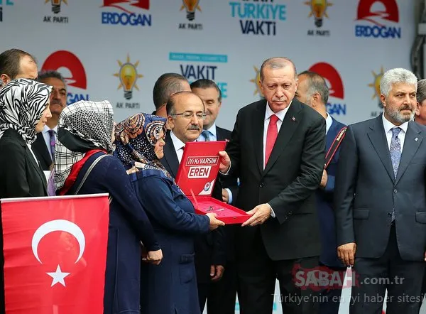 Cumhurbaşkanı Erdoğan şehit Eren Bülbül'ün annesine hediye edilen evin anahtarını verdi