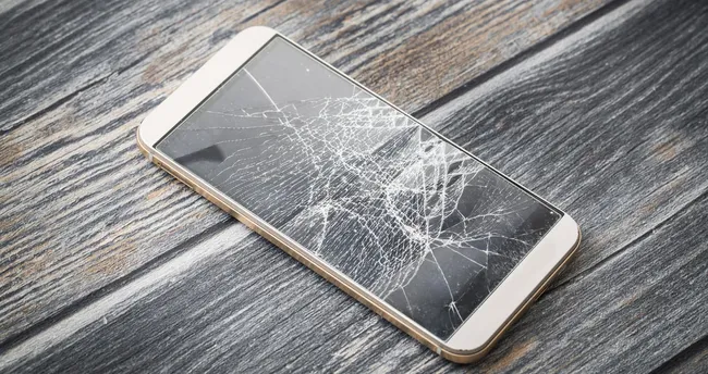 ekrani tamamen kirilan telefondaki