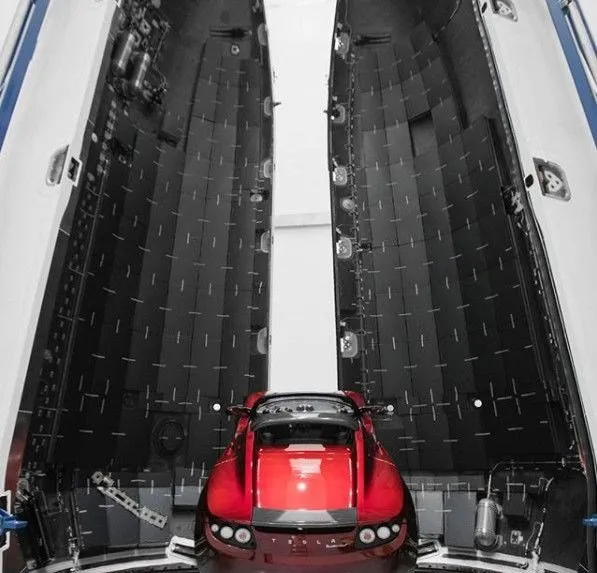 Elon Musk, Mars'a göndereceği Tesla Roadster'ın fotoğraflarını yayınladı