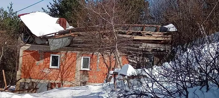 Kar kütlesinin ağırlığına dayanamayan evin çatısı çöktü