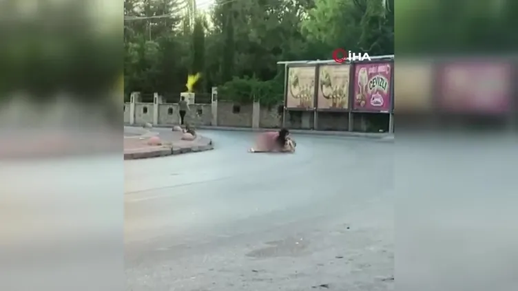Bu görüntüler herkesi şoke etti: İki kadın sokak ortasında…