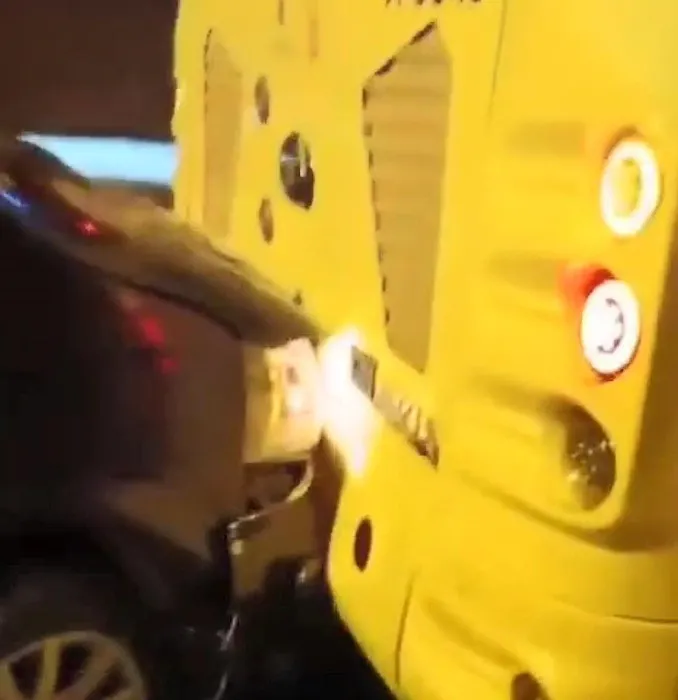 İETT şoförü bir araca çarparak kaçtı: Otomobil sürücüsü kaçan şoförü yakalamak isterken ölümden döndü!