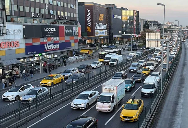 istanbulda-trafik-yine-kilit-yogunluk-yuzde-89a-ulasti-1792683983486.jpeg