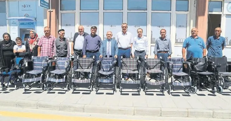 Niğde Belediyesi’nden 10 engelliye tekerlekli sandalye