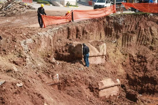İnşaat kazısında Roma dönemine ait mezarlar çıktı