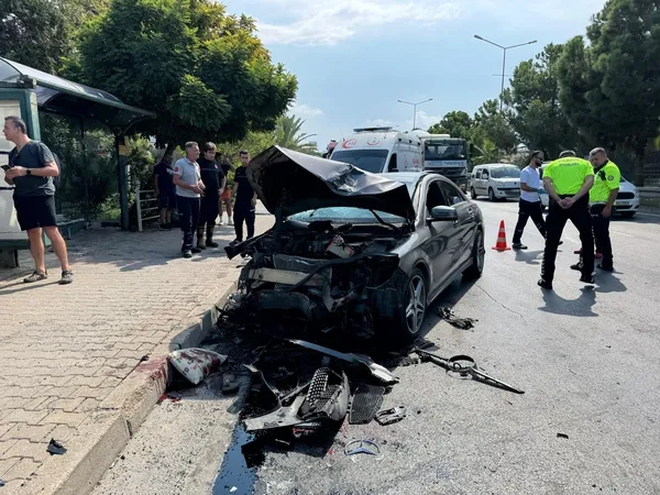 alanyada-otomobil-yolcu-almak-isteyen-taksiye-carpti-4-yarali-1727085677811.jpg alanyada otomobil yolcu almak isteyen taksiye carpti 4 yarali 1727085677811