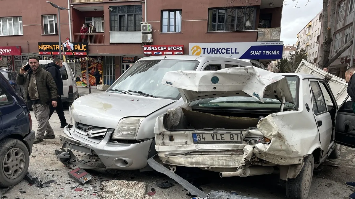 Konya’da kamyonet dehşet saçtı: Kırmızı ışıkta bekleyen 7 aracın arasına daldı! Konya’da kamyonet dehşet saçtı: Kırmızı ışıkta bekleyen 7 aracın arasına daldı!